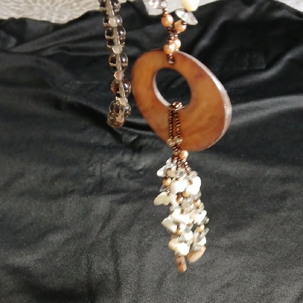 Elegant Beaded Necklace with Circular Pendant - Picture 6 of 7